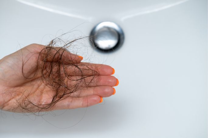 wypadanie włosów podczas kąpieli